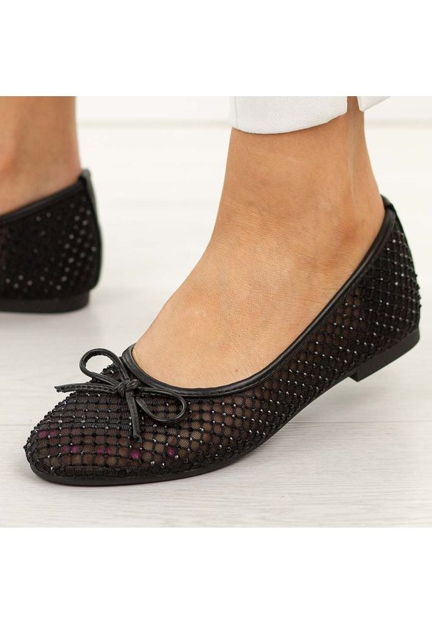 Czarne baleriny damskie Vinceza 62270. Nosek buta: okrągły. Kolor: czarny. Szerokość cholewki: normalna. Wzór: aplikacja. Sezon: wiosna, lato. Styl: wizytowy, klasyczny, elegancki