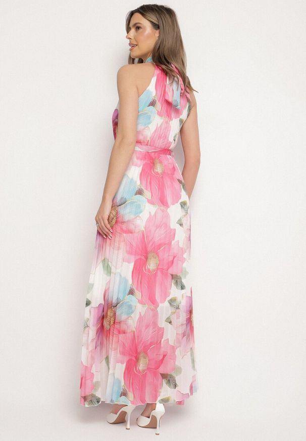 Born2be - Różowa Sukienka z Plisami Wiązaniem i Paskiem z Klamrą Nitenna. Okazja: na imprezę, na co dzień. Kolor: różowy. Długość rękawa: bez rękawów. Typ sukienki: rozkloszowane. Styl: elegancki, casual, klasyczny