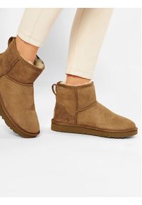 Ugg Śniegowce W Classic Mini II 1016222 Brązowy. Kolor: brązowy. Materiał: skóra