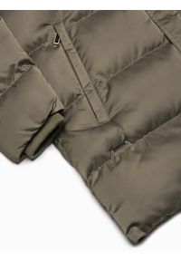 Ombre Clothing - Długa zimowa kurtka męska pikowana o satynowym wykończeniu - khaki V1. Kolor: brązowy. Materiał: satyna. Długość: długie. Wzór: nadruk. Sezon: zima. Styl: elegancki #9