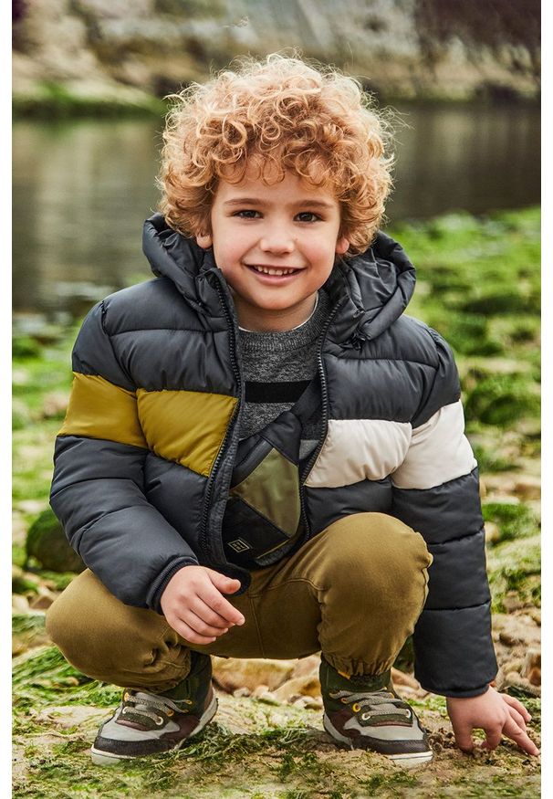 Mayoral kurtka dziecięca kolor szary. Typ kołnierza: kaptur. Kolor: szary