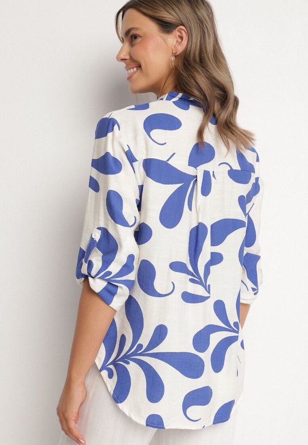 Born2be - Niebiesko-Biała Koszulowa Bluzka z Wiskozy w Roślinny Wzór z Dekoltem w Serek Koladoretia. Typ kołnierza: dekolt w serek. Kolor: niebieski. Materiał: wiskoza. Długość rękawa: długi rękaw. Długość: długie. Styl: elegancki