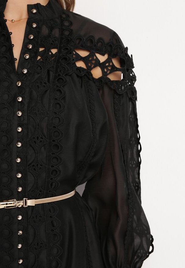 Born2be - Czarna Koronkowa Sukienka Mini z Paskiem i Guzikami Nyloni. Okazja: na co dzień, na randkę. Kolor: czarny. Materiał: koronka. Długość rękawa: na ramiączkach. Typ sukienki: proste. Styl: casual, elegancki. Długość: mini