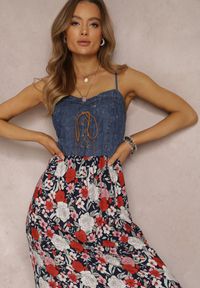 Renee - Granatowa Sukienka Tarain. Kolor: niebieski. Materiał: jeans, tkanina. Długość rękawa: na ramiączkach. Wzór: kwiaty. Sezon: lato. Styl: boho. Długość: maxi #5