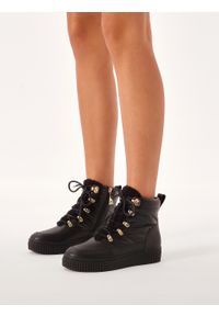 Kazar - Czarne trzewiki z wysoką cholewką ze skóry. Wysokość cholewki: przed kolano. Kolor: czarny. Materiał: tkanina, skóra. Szerokość cholewki: normalna. Styl: sportowy, klasyczny #2