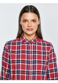 Big-Star - Koszula damska w kratę z wiskozy czerwona Petrini 604. Typ kołnierza: kołnierzyk klasyczny. Kolor: czerwony. Materiał: wiskoza. Styl: klasyczny, retro, elegancki #3