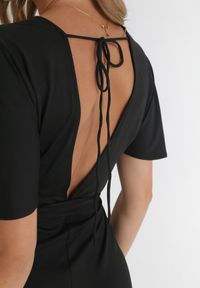 Born2be - Czarny Długi Kombinezon z Kopertowym Dekoltem i Ozdobnym Wiązaniem Abrarani. Okazja: na spotkanie biznesowe. Kolor: czarny. Długość: długie. Styl: biznesowy, elegancki #2