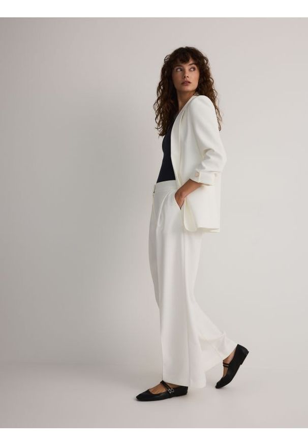 Reserved - Szerokie spodnie z kantem - biały. Kolor: biały. Materiał: tkanina, wiskoza