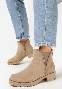 Born2be - Ciemnobeżowe Botki z Wstawką w Cyrkonie Papines. Kolor: beżowy. Sezon: jesień #1