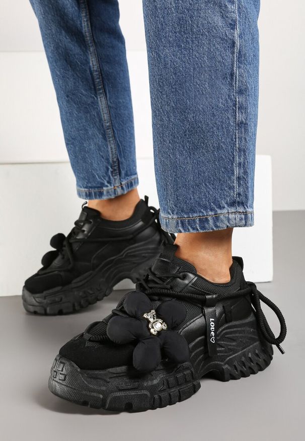 Renee - Czarne Sneakersy na Tłoczonej Podeszwie z Podwójnymi Sznurówkami i Kwiatową Naszywką Nitina. Okazja: na co dzień. Nosek buta: okrągły. Zapięcie: sznurówki. Kolor: czarny. Materiał: materiał, jeans. Wzór: kwiaty, aplikacja. Obcas: na obcasie. Wysokość obcasa: niski