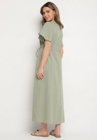Born2be - Zielona Bawełniana Sukienka Boho o Rozkloszowanym Kroju z Haftem i Frędzlami Modixa. Okazja: na co dzień. Typ kołnierza: dekolt w serek. Kolor: zielony. Materiał: bawełna. Długość rękawa: krótki rękaw. Wzór: haft. Typ sukienki: rozkloszowane. Styl: boho #4