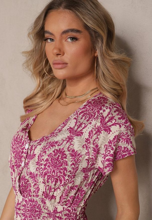Renee - Różowa Rozkloszowana Sukienka z Bawełny z Gumką w Talii Desanita. Okazja: na co dzień. Typ kołnierza: dekolt w kształcie V. Kolor: różowy. Materiał: bawełna. Długość rękawa: krótki rękaw. Sezon: lato. Typ sukienki: rozkloszowane. Styl: elegancki, casual, klasyczny