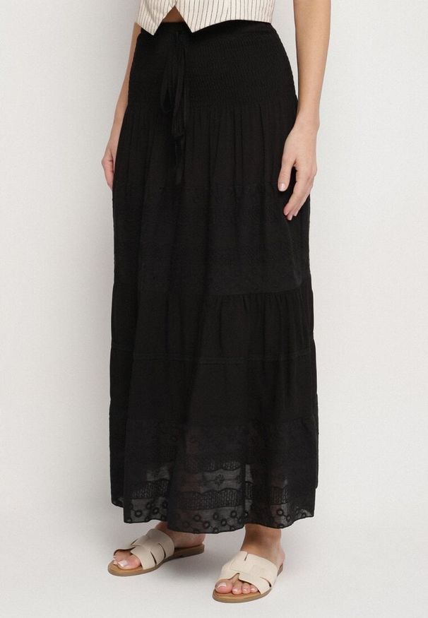 Born2be - Czarna Spódnica z Bawełny z Wysokim Stanem w Stylu Boho Ellitrae. Okazja: na co dzień. Stan: podwyższony. Kolor: czarny. Materiał: bawełna. Sezon: lato, wiosna. Styl: boho
