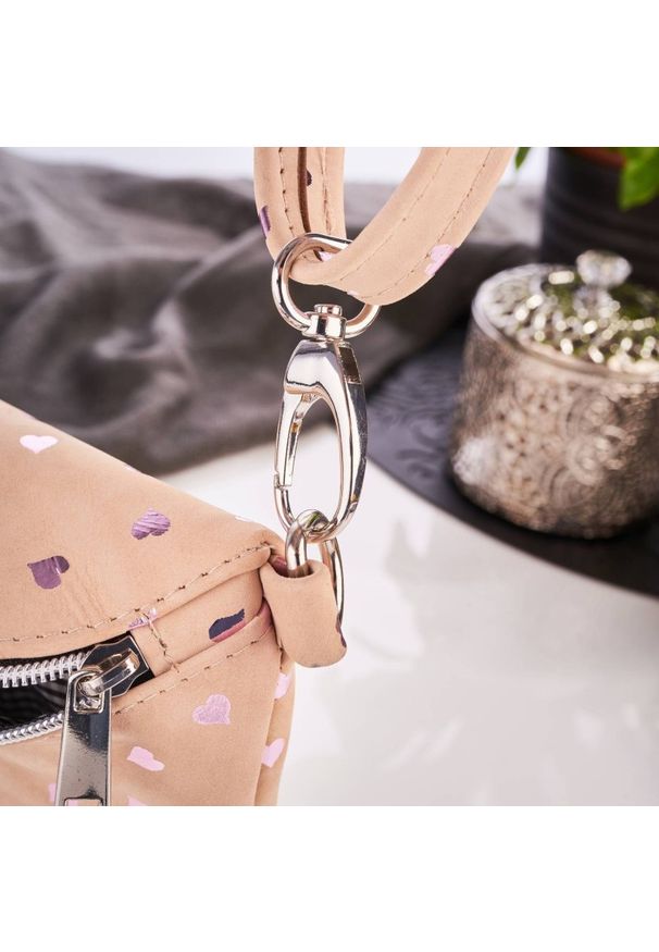 Saszetka skórzana nerka PAOLO PERUZZI Z-15-SR serduszka. Sezon: wiosna, zima, jesień, lato. Materiał: skórzane. Styl: casual, boho. Rodzaj torebki: na ramię