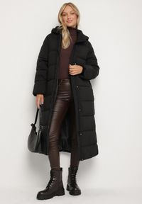 Born2be - Czarna Długa Pikowana Kurtka z Kapturem Afarriva. Okazja: na spacer, do pracy, na co dzień, na spotkanie biznesowe. Typ kołnierza: kaptur. Kolor: czarny. Długość: długie. Styl: elegancki, casual, klasyczny, biznesowy #7
