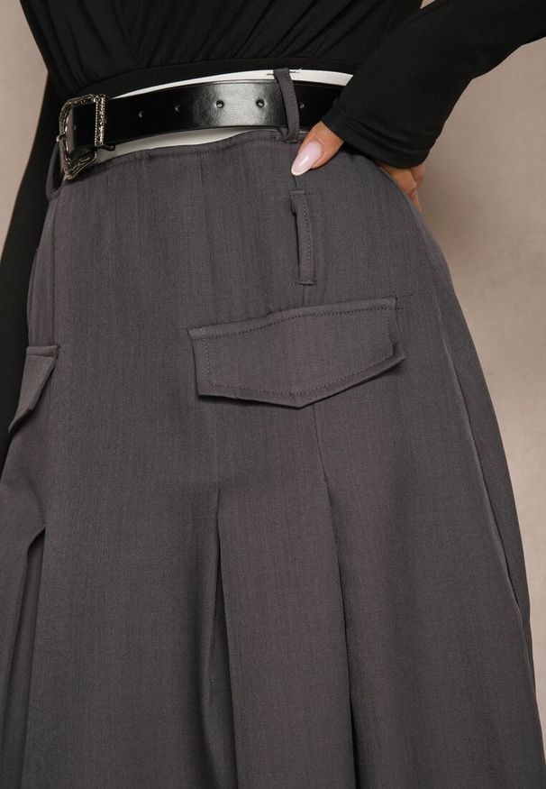 Renee - Szara Spódnica High Waist z Plisami Wykończona Imitacją Kieszeni i Paskiem Evilenes. Okazja: na spotkanie biznesowe, do pracy. Stan: podwyższony. Kolor: szary. Styl: elegancki, biznesowy