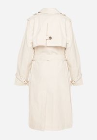 Born2be - Jasnobeżowy Płaszcz Dwurzędowy Trencz Ozdobiony Paskiem i Pagonami Malwissa. Okazja: na co dzień. Kolor: beżowy. Materiał: jeans. Wzór: aplikacja. Sezon: wiosna, jesień. Styl: casual, elegancki #5