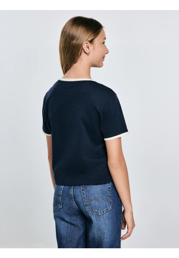 Big-Star - Koszulka dziewczęca z kontrastowym wykoŅczeniem granatowa Kola 403. Okazja: na uczelnię, na co dzień, na spacer. Kolor: niebieski. Materiał: bawełna, dzianina. Wzór: nadruk. Styl: sportowy, casual