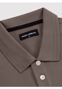 Pako Lorente - PAKO LORENTE - Brązowy t-shirt polo na trzy guziczki. Okazja: na co dzień. Typ kołnierza: polo. Kolor: oliwkowy, czerwony, brązowy, różowy. Materiał: poliester, bawełna. Sezon: jesień. Styl: casual #5