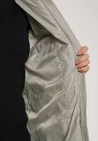 Born2be - Jasnozielona Długa Pikowana Kurtka z Nieodpinanym Kapturem Mevessia. Okazja: na co dzień. Kolor: zielony. Materiał: jeans. Długość: długie. Styl: klasyczny, casual, elegancki #4