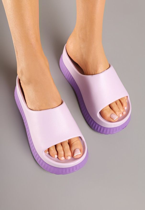 Born2be - Fioletowe Klapki na Grubej Tłoczonej Podeszwie Vallirea. Okazja: na co dzień, na spacer. Kolor: fioletowy. Wzór: kwiaty. Sezon: lato. Styl: elegancki, casual