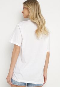 Born2be - Biała Koszulka T-shirt z Bawełny z Ozdobnym Nadrukiem Savenelle. Kolor: biały. Materiał: bawełna. Wzór: nadruk. Styl: klasyczny, elegancki