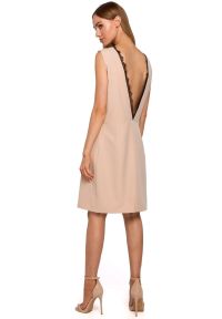 Sukienki.shop - Sukienka o prostym fasonie z dekoltem na plecach beżowy. Okazja: na studniówkę, na ślub cywilny, na wesele, na imprezę. Typ kołnierza: dekolt w kształcie V, dekolt na plecach. Kolor: beżowy. Wzór: gładki, aplikacja, koronka. Typ sukienki: proste. Materiał: tkanina, elastan, materiał, poliester, koronka. Długość rękawa: bez rękawów. Styl: elegancki, klasyczny, wizytowy. Długość: mini #1