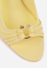 Renee - Żółte Sandały na Szpilce VICES z Metaliczną Ozdobą i Marszczeniem Orinlisa. Kolor: żółty. Wzór: aplikacja. Sezon: lato. Obcas: na szpilce #3
