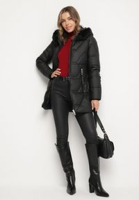 Born2be - Czarna Taliowana Kurtka Pikowana z Kapturem z Futrem Nalaseva. Okazja: na co dzień. Typ kołnierza: kaptur. Kolor: czarny. Materiał: futro. Sezon: zima. Styl: casual, elegancki #7