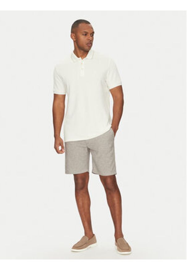 BOSS Szorty materiałowe 50536863 Beżowy Tapered Fit. Kolor: beżowy. Materiał: syntetyk