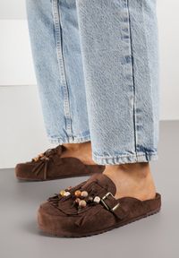 Born2be - Brązowe Klapki na Grubej Podeszwie z Frędzlami Klamrami i Koralikami Glysnell. Okazja: na co dzień, do pracy, na spacer. Kolor: brązowy. Materiał: jeans. Sezon: lato. Styl: casual, elegancki #1