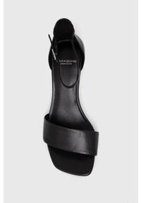 vagabond - Vagabond sandały skórzane LUISA kolor czarny. Zapięcie: klamry. Kolor: czarny. Materiał: skóra. Obcas: na obcasie. Wysokość obcasa: średni