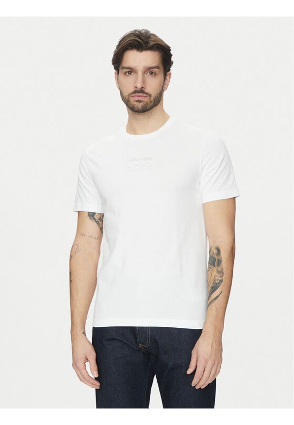 Calvin Klein T-Shirt Editorial Logo K10K114172 Biały Regular Fit. Kolor: biały. Materiał: bawełna