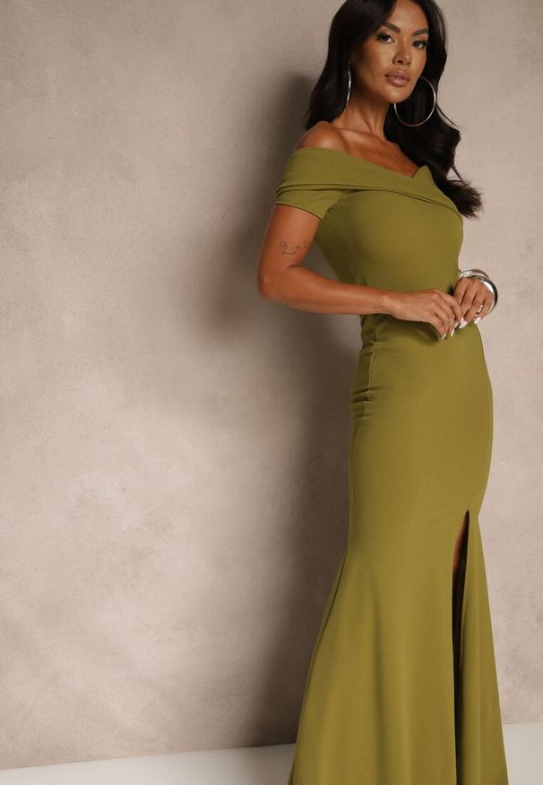 Renee - Jasnozielona Sukienka Koktajlowa Typu Hiszpanka z Rozcięciem na Nogę Hallomea. Typ kołnierza: dekolt hiszpanka. Kolor: zielony. Styl: wizytowy