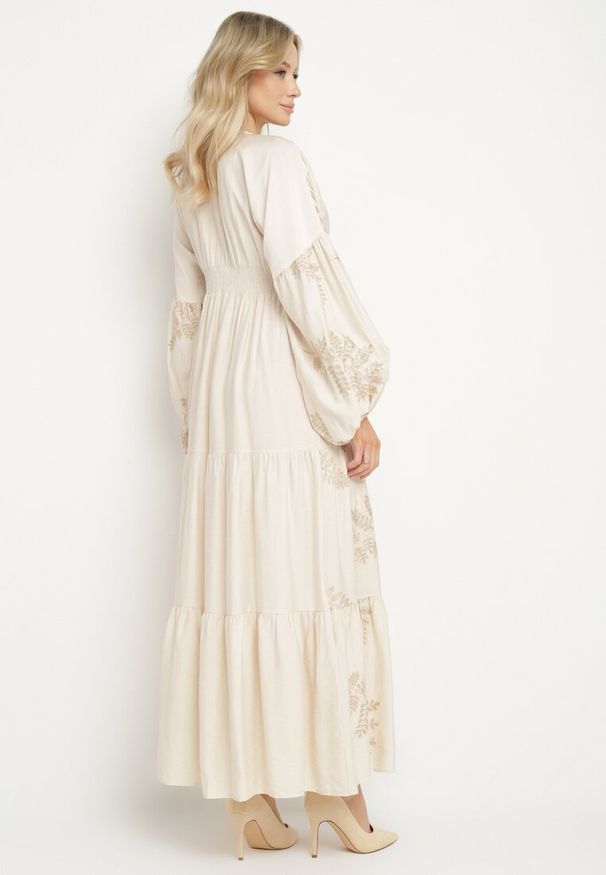 Born2be - Beżowa Wiskozowa Sukienka Rozkloszowana z Metalicznymi Haftami Fennala. Okazja: na co dzień. Typ kołnierza: dekolt w kształcie V. Kolor: beżowy. Materiał: wiskoza. Długość rękawa: długi rękaw. Wzór: haft. Styl: casual