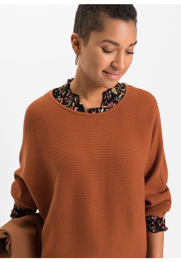 bonprix - Sweter oversize w prążek, z materiału z domieszką wiskozy. Kolor: brązowy. Materiał: materiał, wiskoza. Wzór: prążki