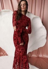 Renee - Czerwona Wieczorowa Sukienka VICES z Siateczki z Kwiatowym Wzorem z Weluru Azinene. Kolor: czerwony. Materiał: welur. Wzór: kwiaty. Typ sukienki: oversize. Styl: wizytowy #6