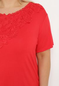 Born2be - Czerwony Klasyczny T-shirt z Koronką przy Dekolcie Fioma. Okazja: na spotkanie biznesowe. Kolor: czerwony. Materiał: koronka. Wzór: koronka. Styl: klasyczny #7