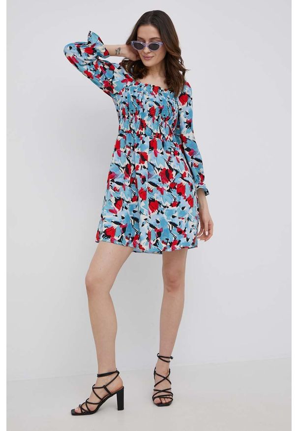 Vero Moda sukienka mini rozkloszowana. Typ kołnierza: dekolt hiszpanka. Kolor: niebieski. Materiał: tkanina, poliester. Typ sukienki: rozkloszowane. Długość: mini