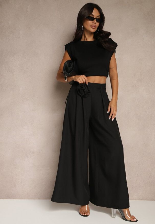 Renee - Czarne Spodnie Palazzo Ozdobione Broszką Kwiatem Lirace. Kolor: czarny. Wzór: aplikacja, kwiaty. Styl: klasyczny, elegancki