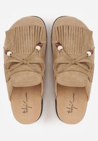 Born2be - Ciemnobeżowe Płaskie Klapki Mule Zdobione Frędzlami i Kokardką z Koralikami Petlame. Okazja: na co dzień. Kolor: beżowy. Materiał: jeans, len. Wzór: aplikacja. Sezon: lato. Styl: boho, casual, elegancki #9