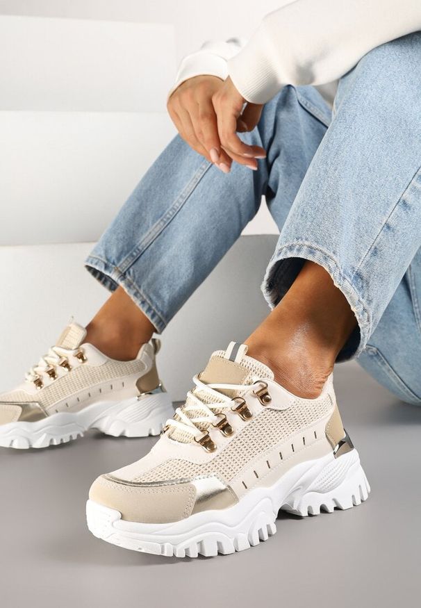 Born2be - Beżowe Streetwearowe Sneakersy na Grubej Podeszwie z Tłoczeniami Goniswen. Okazja: na co dzień. Kolor: beżowy. Materiał: jeans. Wzór: aplikacja. Obcas: na platformie