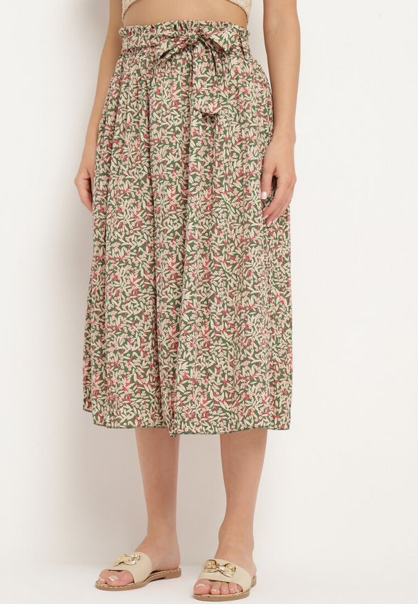 Born2be - Zielono-Różowe Szerokie Spodnie Typu Szwedy z Plisowanego Materiału z Gumką i Paskiem w Talii Hurefia. Okazja: na co dzień. Kolor: zielony. Materiał: materiał. Styl: casual, elegancki, klasyczny