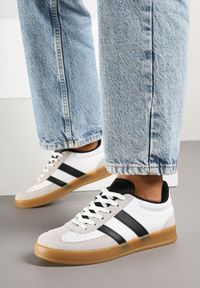 Born2be - Biało-Czarne Sneakersy Typu Kultowe Tenisówki z Ozdobnymi Przeszyciami Selfia. Okazja: na co dzień. Kolor: biały. Materiał: jeans. Obcas: na płaskiej podeszwie #6