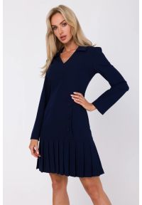 MOE - Elegancka sukienka z dekoltem V i kontrafałdami granatowa. Kolor: niebieski. Materiał: elastan, wiskoza. Długość rękawa: długi rękaw. Typ sukienki: plisowane. Styl: elegancki #2