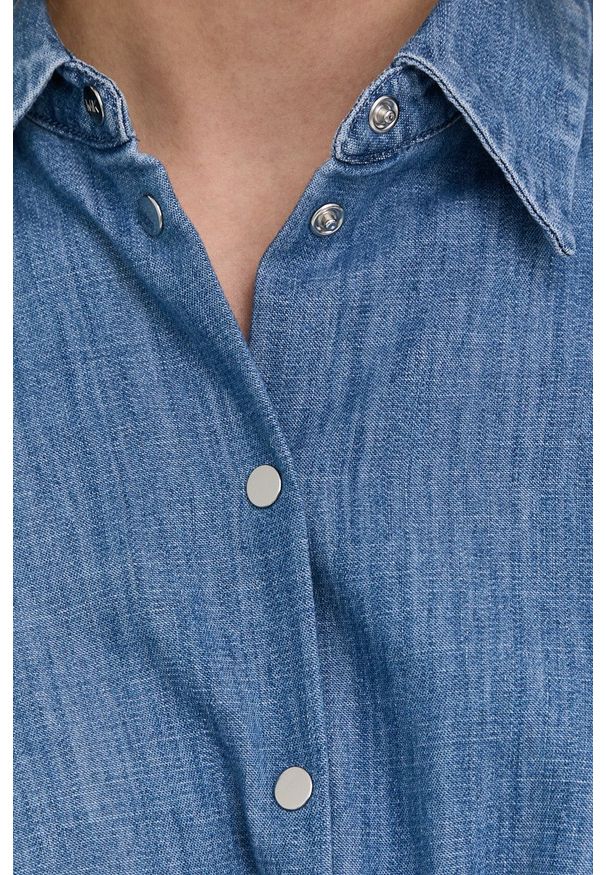 MICHAEL Michael Kors koszula jeansowa damska regular z kołnierzykiem klasycznym. Okazja: na co dzień. Typ kołnierza: kołnierzyk klasyczny. Kolor: niebieski. Materiał: jeans. Długość rękawa: długi rękaw. Długość: długie. Styl: klasyczny