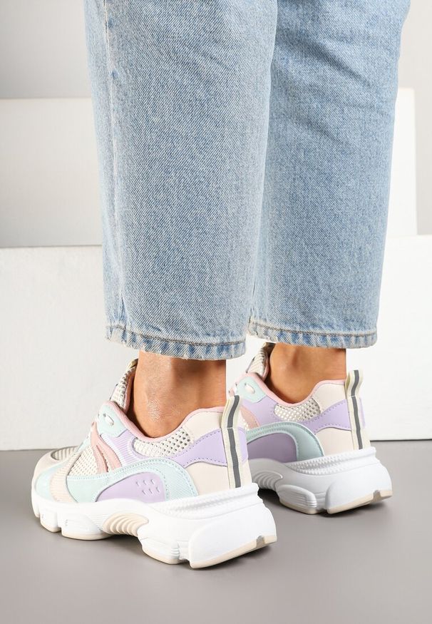 Born2be - Biało-Fioletowe Sneakersy w Streetwearowym Stylu z Siateczkowymi Zdobieniami Dorelline. Okazja: na co dzień. Zapięcie: sznurówki. Kolor: biały. Materiał: jeans. Wzór: aplikacja