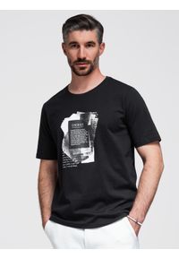Ombre Clothing - Męska bawełniana koszulka z ciekawym nadrukiem na klatce piersiowej - czarna V1 - Rozmiar: L. Okazja: na co dzień. Kolor: czarny. Materiał: bawełna. Długość rękawa: krótki rękaw. Długość: krótkie. Wzór: nadruk. Styl: casual #1