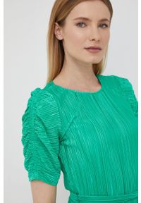 DKNY - Dkny sukienka kolor zielony mini rozkloszowana. Kolor: zielony. Materiał: tkanina. Długość rękawa: krótki rękaw. Typ sukienki: rozkloszowane, plisowane. Długość: mini #5