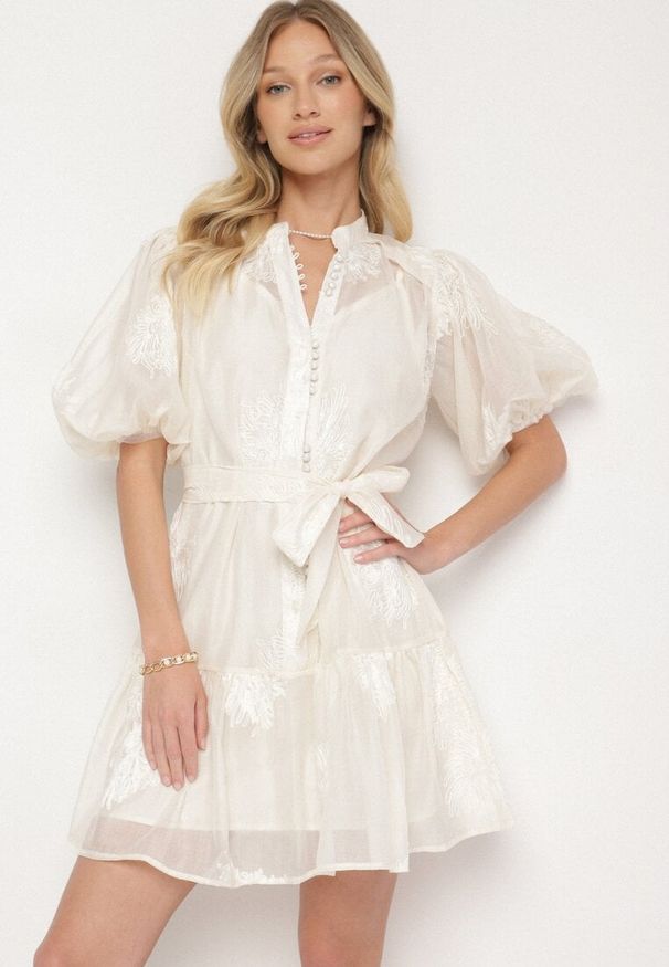 Born2be - Beżowa Koszulowa Przezroczysta Sukienka z Bawełną Haftami i Paskiem Lirulira. Okazja: na co dzień. Kolor: beżowy. Materiał: bawełna. Wzór: haft. Sezon: lato. Typ sukienki: koszulowe. Styl: casual, elegancki